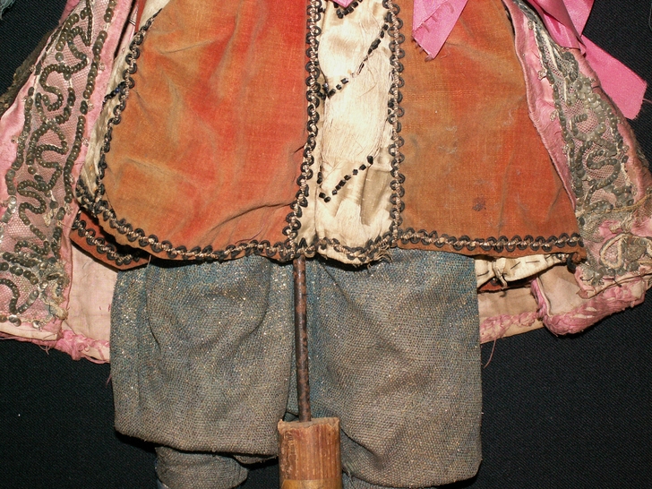 Particolare dell'abito prima del restauro